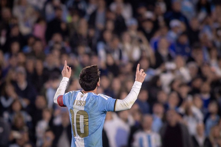 Uma prova do espírito de Lionel Messi: perseguir a bola no seu último jogo pela Argentina